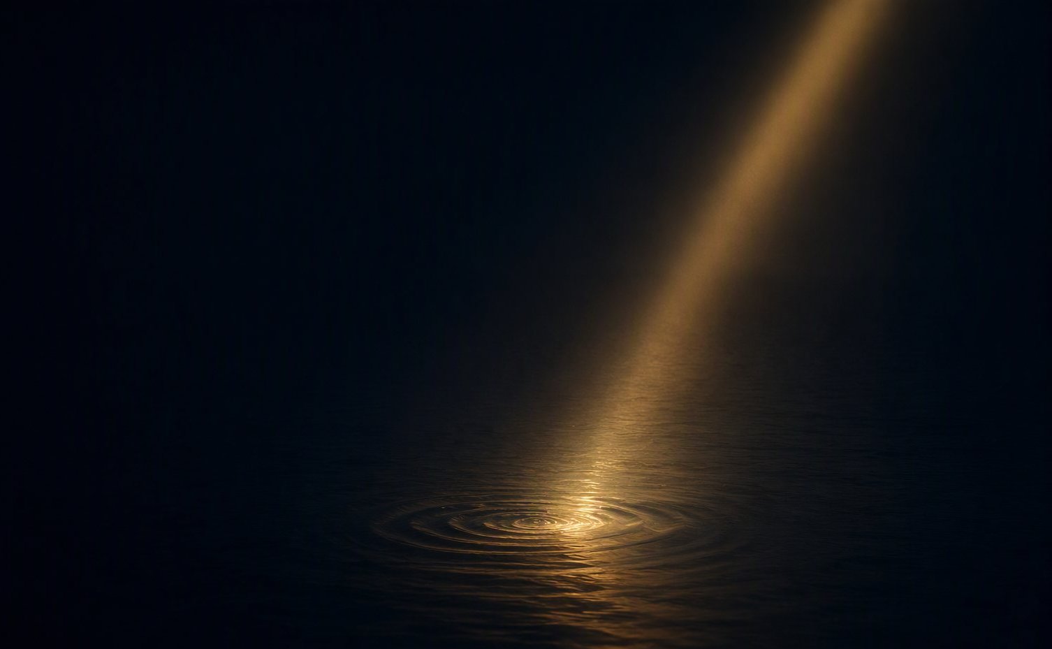 Een smalle lichtstraal valt door duisternis op stil water, duidelijkheid waar twijfel overheerst
